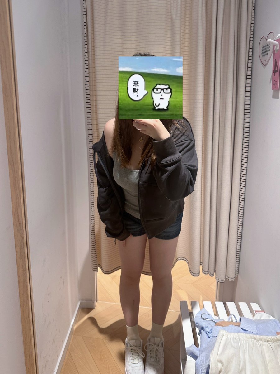 licalice1's tweet photo. 试衣间顺手拍一下主播今天的ootd https://t.co/ggvnxLHPEA