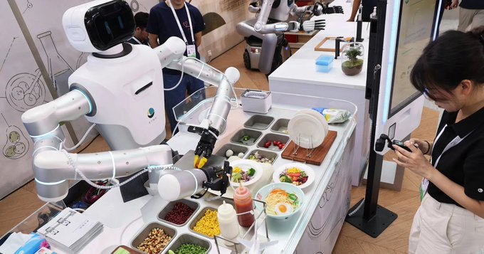 polymarketjapan's tweet photo. 【話題】🇨🇳中国企業、調理ロボットを約350都市・1万3000店に導入

・新型は食材をカメラで見て、火力や味付けを自動調整
・中華の炒め物やパスタなどに対応
・食材の準備や補充は人が担当する店舗も https://t.co/hKijD4a4f9