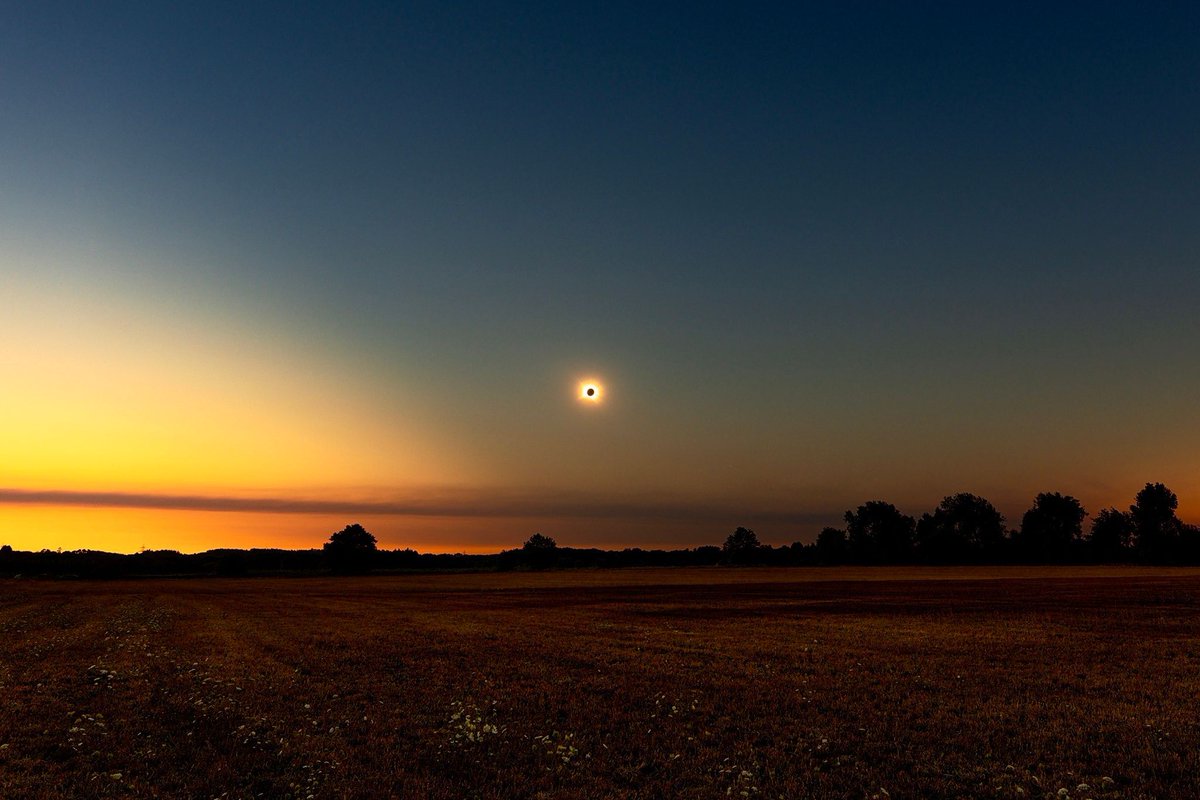 SETIInstituto's tweet photo. El #eclipse #solar total del 12 de agosto de 2026 fue captado por Marina Prol, miembro de la comunidad #yourESA, en Galicia, España. https://t.co/kiqs4XhOR1 https://t.co/ngCMZb7XjK