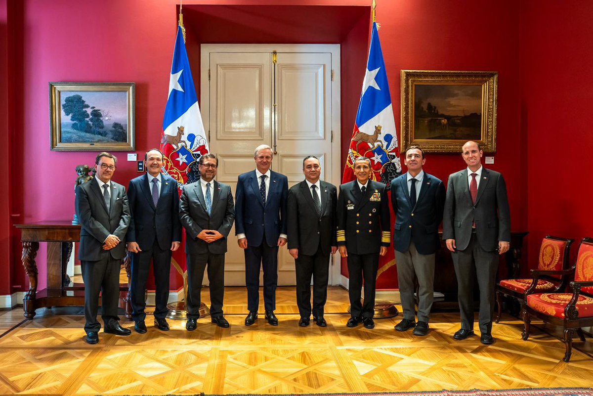 merino_monroy's tweet photo. El #PlanControlTerritorial, liderado por el Señor Presidente @nayibbukele, ha demostrado que enfrentar al crimen organizado con una estrategia integral permite transformar la seguridad de un país.

Durante nuestra visita oficial a Chile, junto al Ministro de Seguridad Pública y Justicia, @Vi11atoro, y al Fiscal General, Rodolfo Delgado, sostuvimos reuniones con el @PresidenteKast y autoridades de seguridad para compartir nuestra experiencia y los resultados alcanzados por El Salvador.

Asimismo, sostuve una reunión bilateral con el @mindefchile, Fernando Barros Tocornal, con quien abordamos temas de interés común y oportunidades para fortalecer la cooperación entre nuestras instituciones de defensa.

Desde El Salvador seguiremos impulsando la cooperación internacional y trabajando de manera combinada para la seguridad hemisférica. 🇸🇻🇨🇱