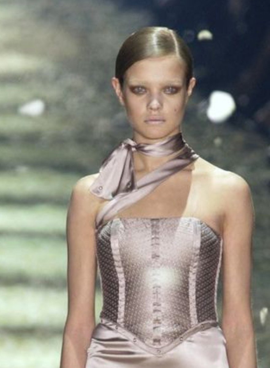 vogueishgirl's tweet photo. Gucci f/w2003 https://t.co/vdx79efhoS