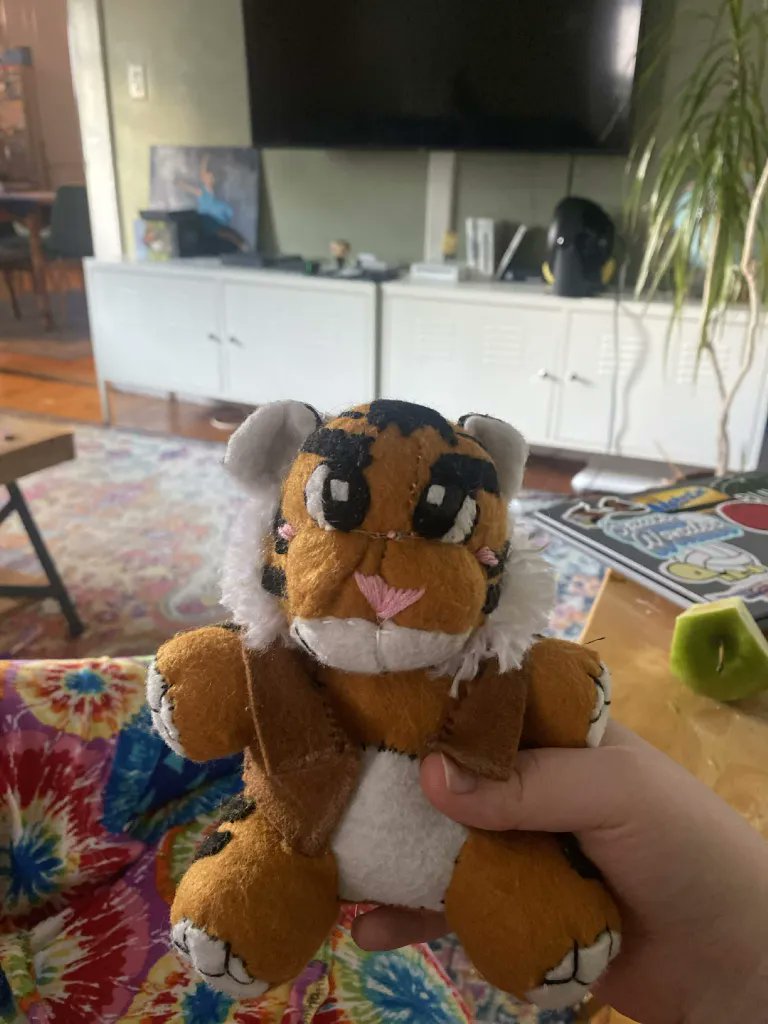 That_Insomnicat's tweet photo. Since there's so much hot shit in the DE fandom rn, have the tiger Beau plush I made to cleanse your feed. She's got a little wabi-sabi
#dateeverythingbeau #beaudateeverything #dateeverything #dateeverythinggame https://t.co/M343tnRznw