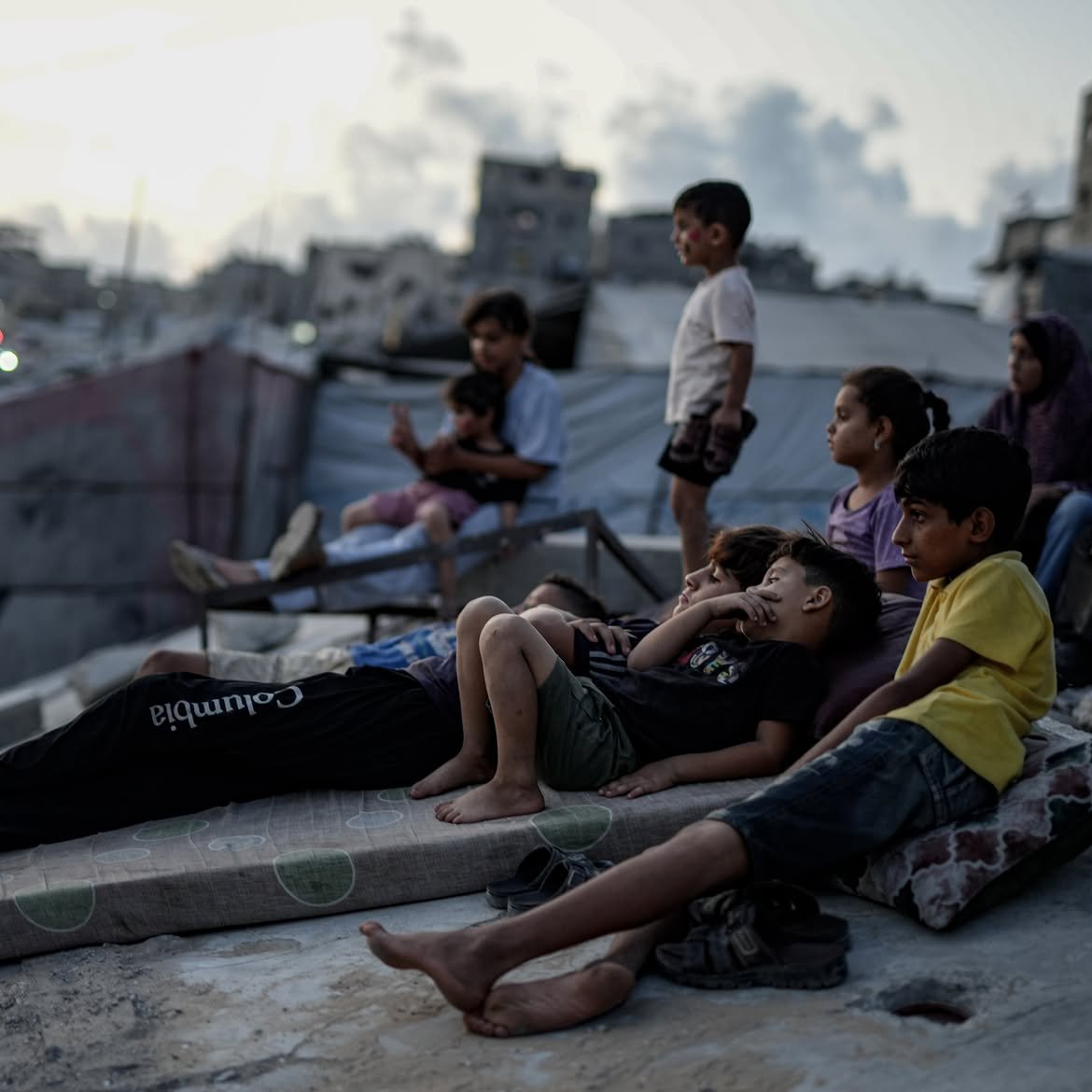 festivalesgt's tweet photo. ¡No dejemos de hablar de Palestina! 🇵🇸 En medio del aire libre y el atardecer, un grupo de niños palestinos se reunió el 30 de agosto para ver El Rey León (1994). Alrededor de ellos no hay salas de cine, sino escombros y estructuras devastadas por el conflicto.

📷 Fotografías: Omar Ashtawy