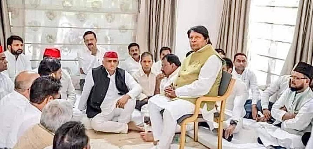 iamrajendraraj's tweet photo. क्या ऐसा दृश्य BJP में देखने को मिल सकता है?

जहां उस पार्टी का प्रमुख फ़र्श पर बैठा हो और उसके सामने एक दलित कुर्सी पर बैठा हो? https://t.co/UsIi5mvOBR