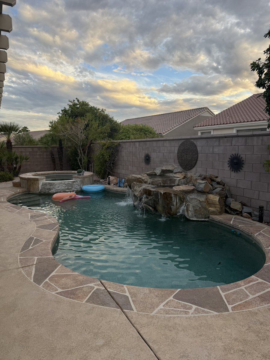 jban104's tweet photo. desert livin’🌵🌅 #PalmDesert #PalmSprings #California #GoldenHour #LaborDay https://t.co/BsqFfDScEC