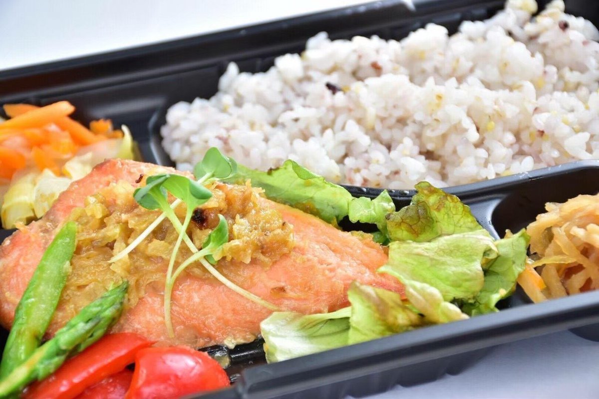 BPKoconadining's tweet photo. 本日のお弁当🥕

【日替わり】
から揚げ〜レモンタルタル〜

【おすすめ】
タコライス

【魚の日替わり】
鮭のネギ味噌焼き

毎週火曜日は『お惣菜の日』🌱
12時〜13時にご来店の方にミニお惣菜プレゼント致します🎁
ご来店お待ちしております♪ https://t.co/UN334Abfmv
