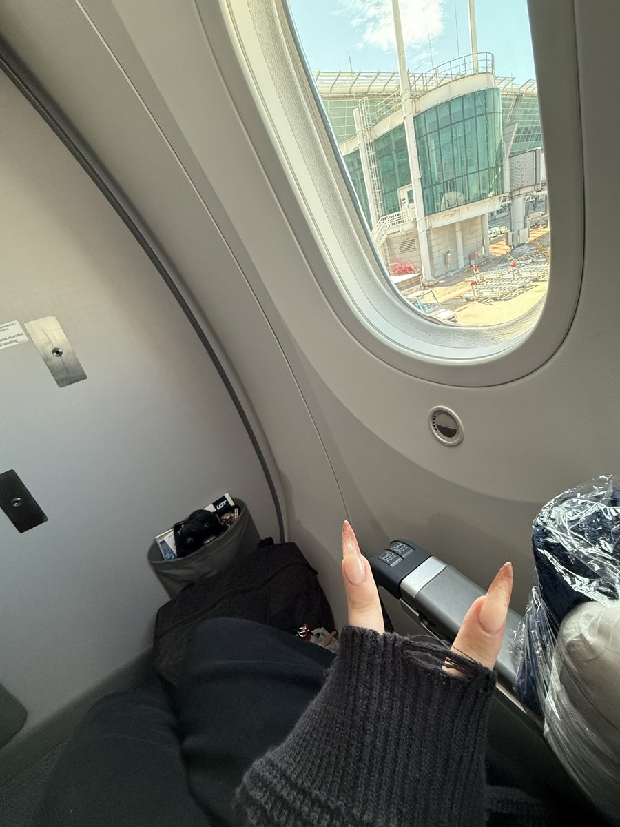 sannjpeg's tweet photo. Dans la viande ! 🇰🇷 -> 🇫🇷 

Ça rentre pour la finale LEC ou quoi https://t.co/rQTHxAXwMT
