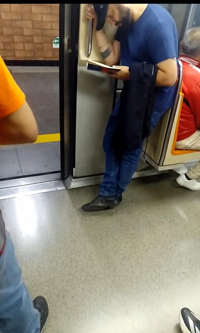 RobertoMerken's tweet photo. 🔴 Hubo un tiempo en Chile en que el Presidente, la vocera de Gobierno, el ministro de Hacienda y el ministro de Transportes viajaban en Metro.

No como una hazaña. Como algo normal.

Hoy tenemos un Presidente que prefiere los palacios y un Gobierno donde viajar en transporte público parece haberse convertido en un riesgo.

No es solo una diferencia de estilo. Es la distancia entre quienes gobiernan y la vida cotidiana de quienes son gobernados.

Se extraña esa normalidad.
Se extraña a Juan Carlos Muñoz, Mario Marcel, Camila Vallejo y Gabriel Boric.