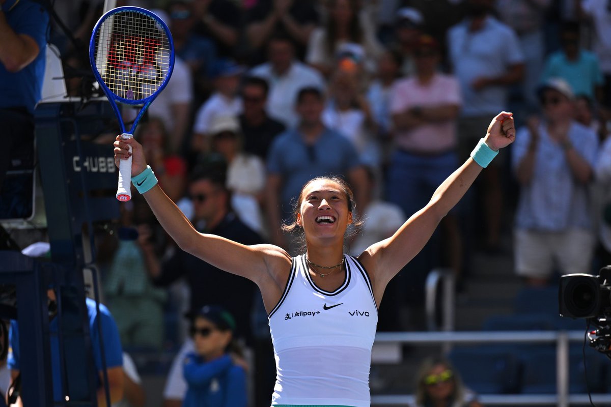 ChinaDaily's tweet photo. China's Zheng Qinwen staged another thrilling comeback from 5-0 down to beat eighth seed Iga Swiatek of Poland 7-5, 6-3 to secure a quarterfinal berth in the women's singles of #USOpen on Monday. #ZhengQinwen #ShePower https://t.co/bPs79xpn2H