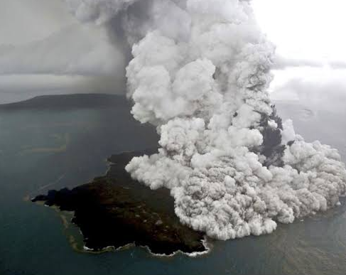mercenarygeo's tweet photo. Anak Krakatau just grounded Jakarta. Ash shut Soekarno-Hatta and other airports. ~170k stranded, 1,500+ flights hit. Level III alert. No tsunami this time. https://t.co/1dROJqlxlw https://t.co/ztYCDhILFH