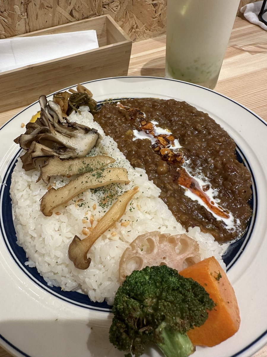 boodoodog's tweet photo. カレーの子くろしお
ラムキーマカレーとキウイラッシー！ https://t.co/JAArv5ts43