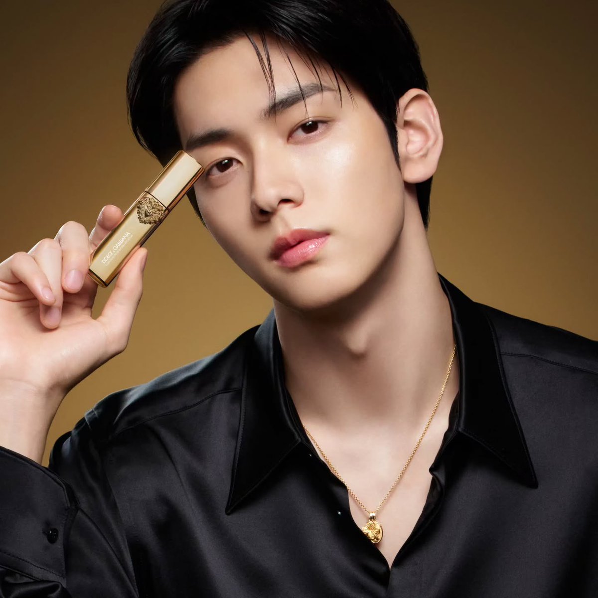 txt_sarangdan2's tweet photo. 돌체앤가바나 #수빈 https://t.co/fHMOfg1lzL
