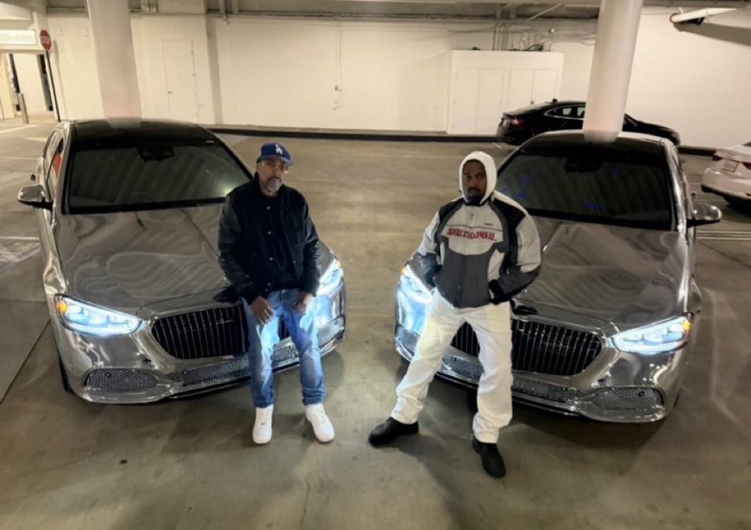 yzyjohnny's tweet photo. Ye’s Day 1 John Monopoly has been getting his flowers for seeing the vision and hustling with Ye since the start

John Monopoly has been working with him since Ye was just 14 and connected Don C and Virgil Abloh with Ye https://t.co/Ff2WndHqjR