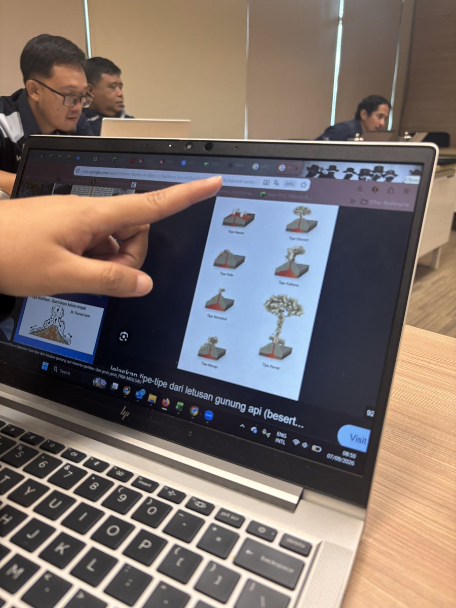 hampimaw's tweet photo. Jangankan pacar, punya temen pinter dan thoughtful aja tu enak bgt tau. Pas small talk di tengah rapat soal berita Anak Krakatau meletus, bisa-bisanya dia langsung ngejelasin tipe letusannya gmn menurut pemahaman dia. Aku dengerinnya aja terpukau, she’s from geofisika UGM btw 🥰 https://t.co/QecNqfIHuf