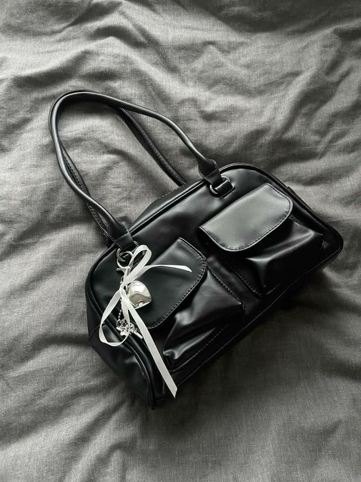 spillbydya's tweet photo. jujur tas hitam ini cantik pol woyy 🥺 gabungan vibes cewek mamba x coquette!! muat banyak barang tapi tetep kelihatan slim pas dipakai ngampus / nongkrong

#ShopeeHaul #FashionShopee #SpillRacunShopee #OOTDShopee https://t.co/LJPqcsZh4n