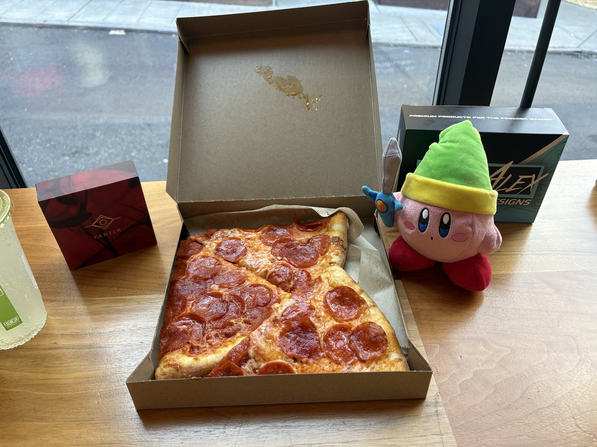 umikofy's tweet photo. PAX West Final Day (my feet hurt so much) #PAXWest #PAX https://t.co/3OVNymdfIq