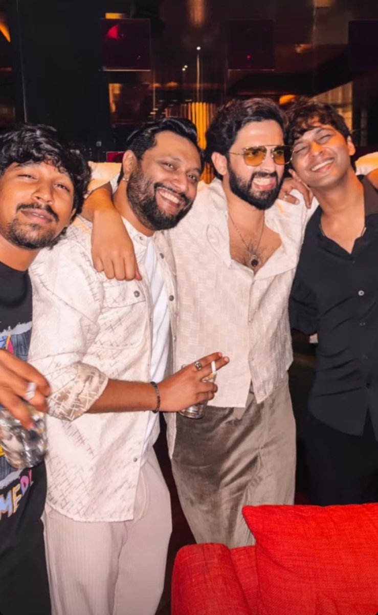LahiriDeba8629's tweet photo. Hello, my cutieee! Aise hi purani-purani photos daalte raho ☺️🤏
#AmaalMallik #Amaalians https://t.co/RBWoGfw3OK