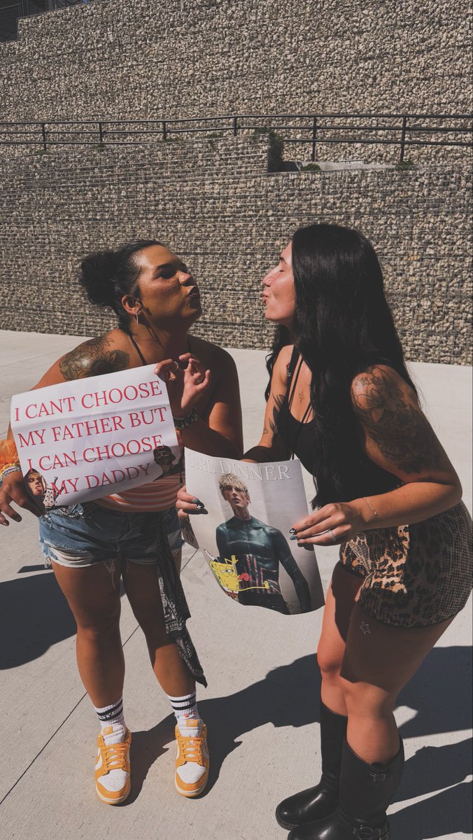 RaxhelWilder's tweet photo. lost americana tour 4ever ☀️💛

one of the best summers of my life thanks to this incredible tour and band. i got to see my favorite artist 7 times, travel, meet sooo many of my people. scream every lyric til my voice gave out, &amp; dance til I couldn’t. LOVE u big @machinegunkelly https://t.co/G6wAxzNAdN
