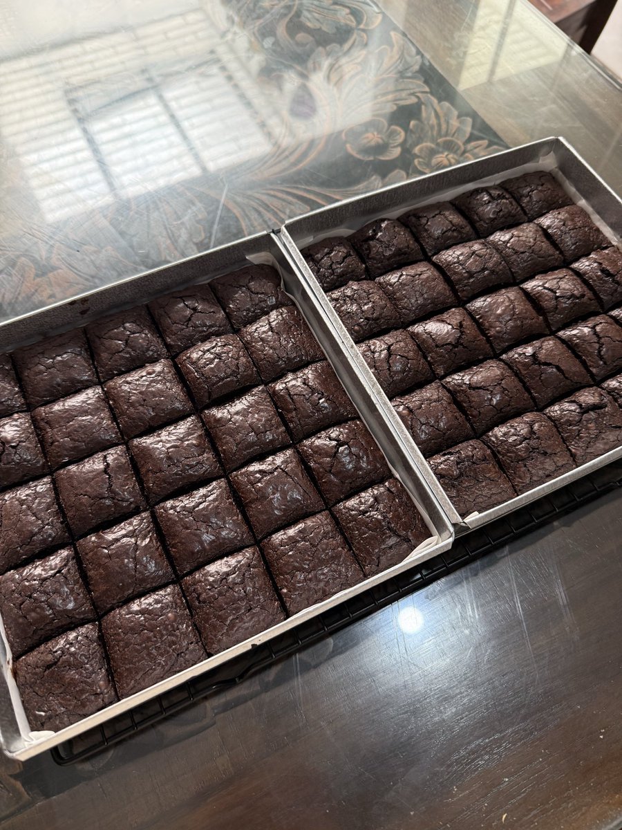 jhrxvv7's tweet photo. halo semua, aku lg open po homemade fudgy brownies 🍫 tersedia berbagai macam ukuran, buat yg berminat boleh tanya2 lewat dm yaa 

📍depok

- uk. 20x20: ori 75rb | topping 80rb
- ⁠uk. 20x10: ori 37,5rb | topping 40rb
- ⁠uk. 10x10: ori 18,750rb | topping 20rb https://t.co/mGn1TqzicK