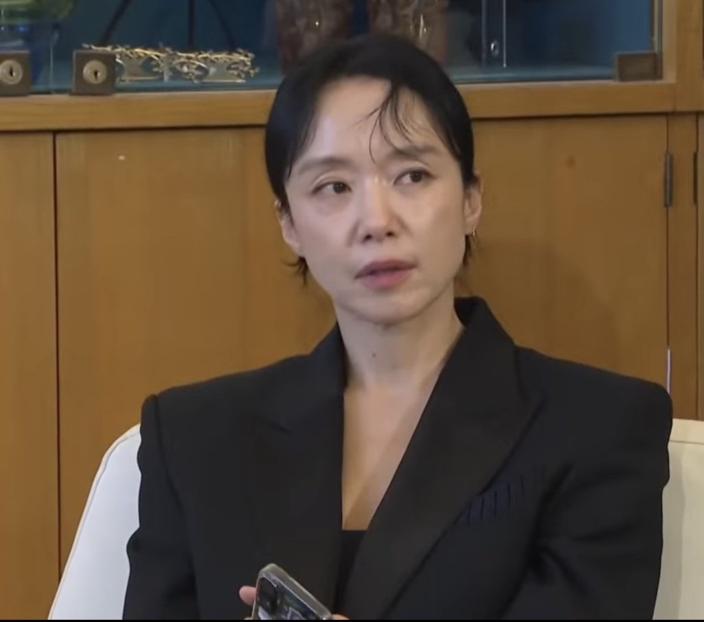 Doyeon2026's tweet photo. President Lee Holds 'Dialogue with Filmmakers' in Saint-Paul-de-Vence, France… Met Jeon Do-yeon and Sol Kyung-gu 
Pretty Do-yeon ❤️ Do-yeon's Oppa 😃😍 Sol Kyung-gu 😄 #전도연 🫶 https://t.co/mwt8bjhdaa