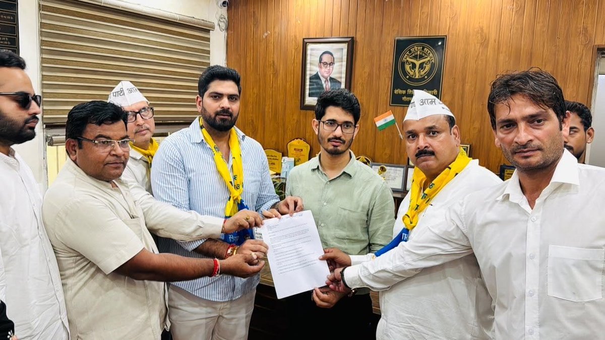 SanjayAzadSln's tweet photo. गौतम बुद्ध नगर के बदहाल सरकारी स्कूलों को चिन्हित कर गौतम बुद्ध नगर जनपद में यूथ विंग प्रदेश अध्यक्ष पंकज अवाना ने बेसिक शिक्षा अधिकारी, गौतम बुद्ध नगर से मुलाकात कर ज्ञापन सौंपा।

प्रदेश के बदहाल स्कूलों को ठीक करने के लिए योगी सरकार द्वारा घोषित ₹604 करोड़ का जल्द से जल्द इस्तेमाल कर सभी स्कूलों की मरम्मत कराई जाए।

अगर 1 महीने के अंदर स्कूल ठीक नहीं हुए तो आम आदमी पार्टी पुनः विरोध प्रदर्शन कर जनता को सच्चाई दिखाएगी।

इस दौरान जिला अध्यक्ष परशुराम चौधरी, जिला प्रभारी CM चौहान सहित तमाम साथी मौजूद रहे।

#SchoolThikKaro