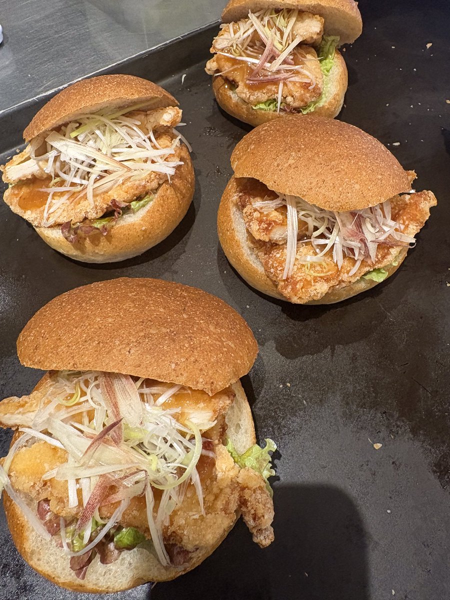 brownonion_b's tweet photo. 新作サンド完成しました！
シャキシャキの香味野菜と
揚げたチキンの食感がぴったり！
重くなりすぎずさっぱり召し上がっていただけるサンドです🌟
#ブラウンオニオンベーカリー https://t.co/FUWBTPH27o