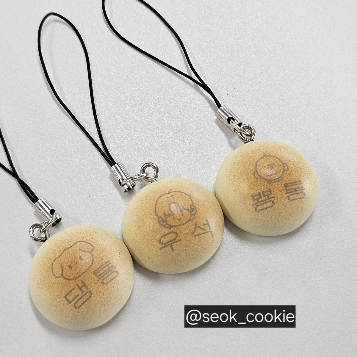 seok_cookie's tweet photo. #RT 안녕하세오 오랜만에 나눔으로 돌아온 쿠우키입니다 🫶

우서기 칸쵸 저만 못찾은거 아니죠?🥹

키링 3종 세트 (1명)
키링 랜덤 1개 (5명)

당발은 10일 목요일 ♡

국내 통통이라면 누구나 참여 가능하답니다
많이 참여해주세요 ><💙

#쿠우키그림 #byeonwooseok #변우석 https://t.co/abt83znt4G