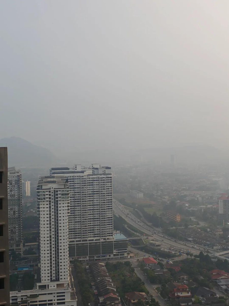 SalingJagaWarga's tweet photo. Update Selasa pukul 08.31 WIB

Pagi ini Malaysia dilanda kabut asap yang sangat parah. Ini bukan kabut biasa ya. KLCC, KL Tower, TRX semuanya ampe nyaris gak keliatan sama sekali. 😥

Buat kalian yg harus keluar rumah dan pergi kerja, terutama yang jarak pandangnya terbatas, semoga tetap aman ya. 🥹🫶🏻

#SalingJagaWarga 

📍Sentul, KL
📷 adiazwari_
