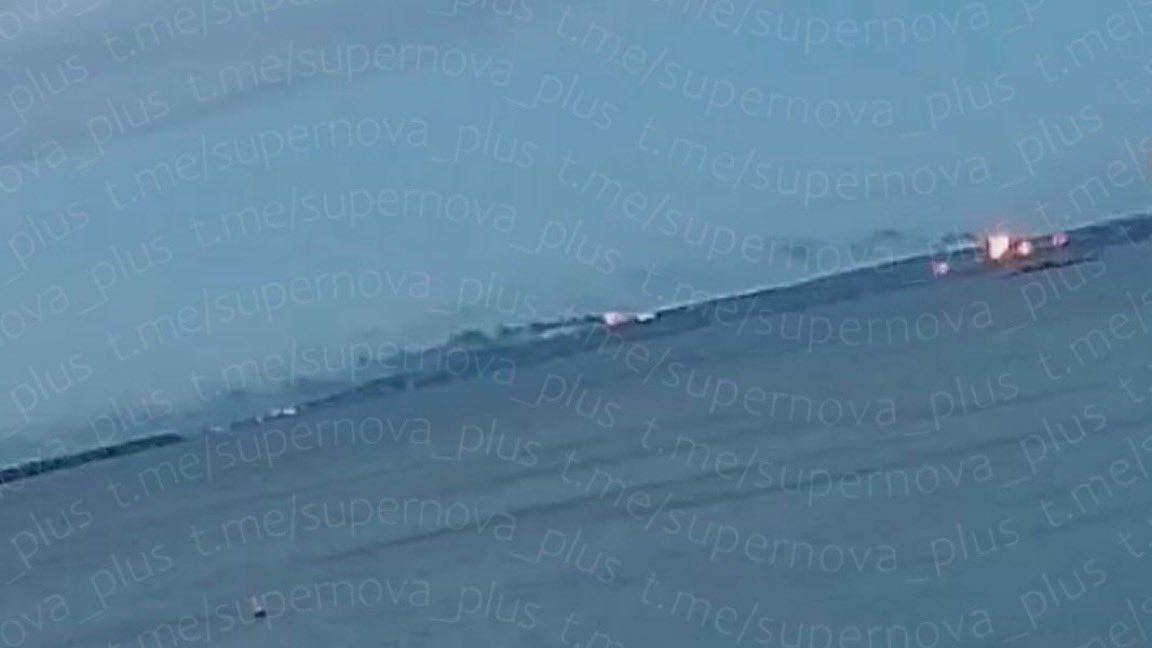 CasetaBosque's tweet photo. 🪖‼️‼️🇷🇺🇺🇦ÚLTIMA HORA🇺🇦🇷🇺‼️‼️🪖

⚡️Se reporta que la refinería de petróleo de Saratov 🇷🇺, operada por la empresa estatal rusa Rosneft 🇷🇺, ha sido atacada por múltiples drones ucranianos 🇺🇦 esta noche. 

Esta es una de las instalaciones de procesamiento de crudo más importantes de la región del Volga, ya que cuenta con una capacidad de refinado de entre 4.8 y 7 millones de toneladas de crudo al año, lo que equivale a aproximadamente el 2.2% del volumen total de refinación de Rusia 🇷🇺.

Hay varios canales militares que afirman que algunas zonas de la refinería llevan más de una hora ardiendo.