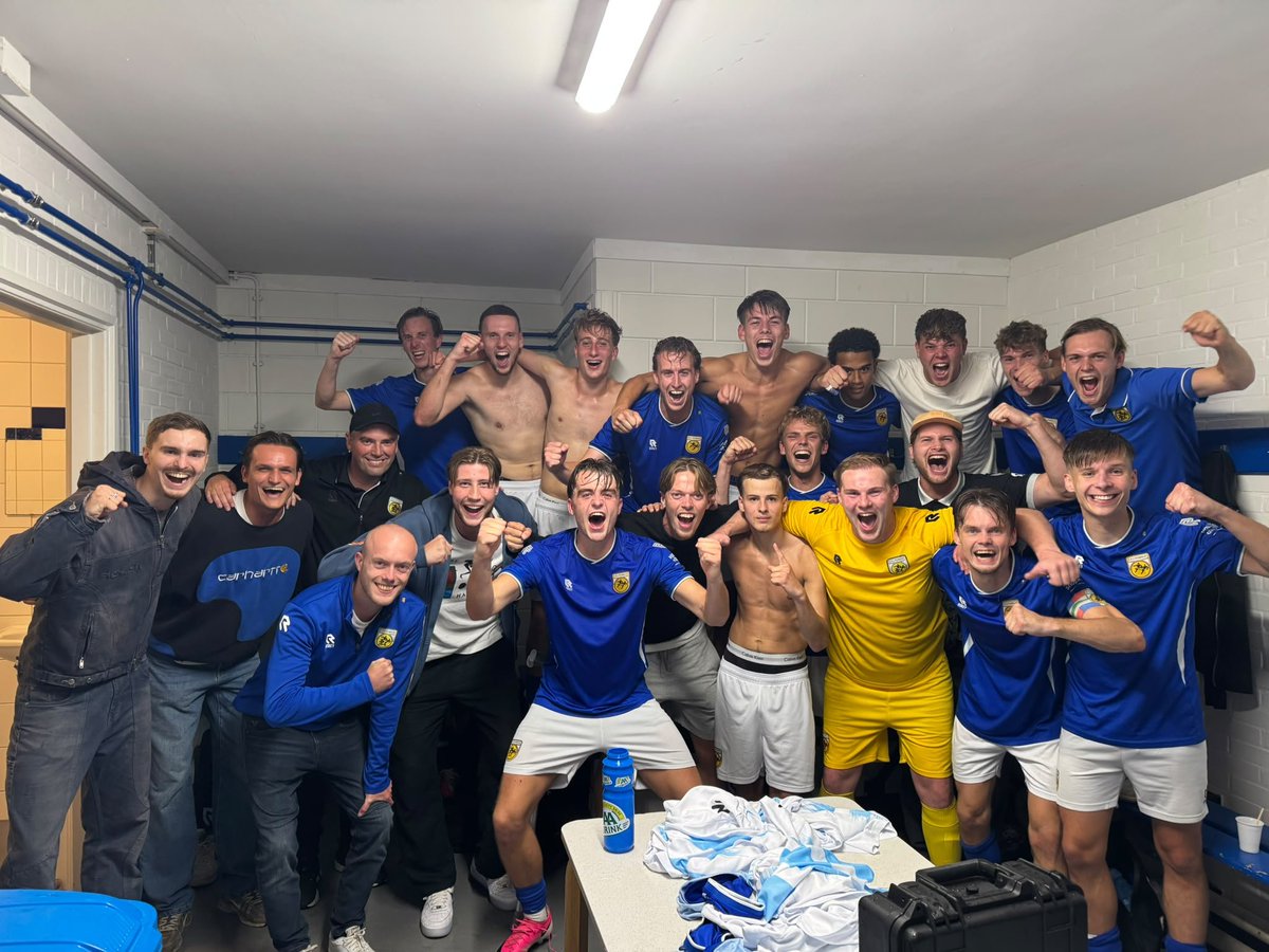 RodneyvdHoek's tweet photo. In de koker voor de volgende ronde 🏆⚽

In een zware poule met louter 3e klassers (Zuidhorn, TKB, Aduard) plaatsen we ons voor de volgende ronde door ongeslagen te blijven (7 pt). Met een goed gevoel de competitie in! @svlycurgus https://t.co/CTshbrv0dw