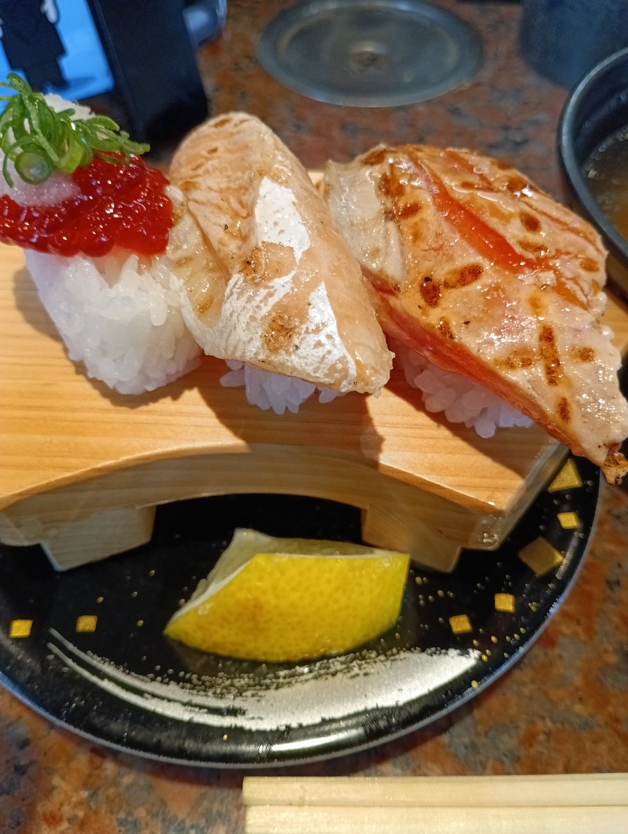 Riposoiwami's tweet photo. 鳥取で寿司といえば！そう｢回転すし北海道｣！！
まじでめちゃくちゃ美味しい寿司が食べれるのでおすすめ🥰ちなみに今日一人で行ってお腹いっぱい食べても3460円でした！私男の人並みに食べるので女子の皆様ならもっとお安いかもですよ👍
ネットから予約して行くか、朝イチ発券機で整理券ゲットが◎ https://t.co/Ma1LwohMjv