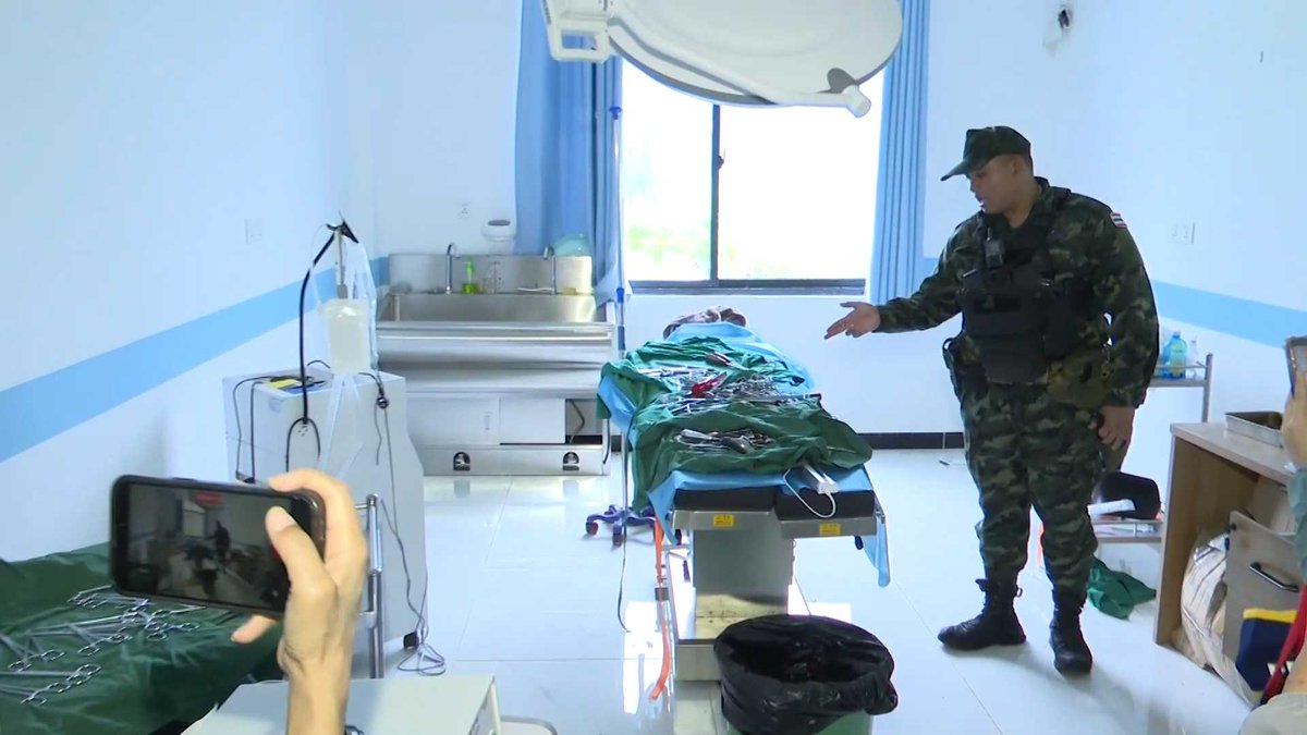 onenews31's tweet photo. “อาณาจักรสแกมเมอร์” พบโรงพยาบาลที่มีเครื่องมือแพทย์ครบ ฝ่ายไทยระบุพบข้อมูลว่า มีการผ่าตัดนำอวัยวะของผู้ที่หมดประโยชน์ไปขายต่อ
.
คณะผู้สังเกตการณ์อาเซียน หรือ AOT จากฟิลิปปินส์ มาเลเซีย และอินโดนีเซีย พร้อมสื่อมวลชนไทยและต่างประเทศ ลงพื้นที่ชายแดนไทย-กัมพูชา บริเวณโอร์เสม็ด-ช่องจอม จ.สุรินทร์ เพื่อตรวจสอบพื้นที่ฐานปฏิบัติการของเครือข่ายสแกมเมอร์และอาชญากรรมข้ามชาติ ซึ่งทหารไทยควบคุมพื้นที่ไว้กว่า 500 ไร่ หลังเหตุปะทะชายแดนไทย-กัมพูชา 2 ครั้งที่ผ่านมา
.
จากการสำรวจพบว่า ภายในพบห้องโถงขนาดใหญ่ ใช้สำหรับทำงานหลอกเหยื่อ มีสคริปต์ให้ มีเสื้อผ้าให้เปลี่ยน มีฉากเอาไว้หลอก ทั้งยังมีห้องผ่าตัด อุปกรณ์และเครื่องมือทางการแพทย์ รวมถึงห้องสูตินรีเวช ห้องเอกซเรย์ รวมถึงห้องตรวจเลือด ข้อมูลระบุว่า นอกจากใช้รักษาและผ่าตัดทั่วไปแล้ว ยังมีข้อมูลว่าถูกใช้ผ่าตัดเพื่อนำอวัยวะในร่างกายไปขายต่อ
.
นอกจากนี้ ภายในอาคารบัญชาการ 4 ชั้น ยังพบห้องขังและห้องที่ระบุว่าใช้ทรมานถึง 12 ห้อง อยู่บริเวณชั้นใต้ดิน เป็นห้องปิดทึบ ไม่ช่องระบายอากาศ มีกล้องวงจรปิดทุกห้อง รวมถึงพบเก้าอี้ไฟฟ้า กระบองไฟฟ้า สำหรับทรมานคนที่ทำยอดไม่ถึง
.
หลังใช้เวลาสำรวจพื้นที่เกือบ 2 ชั่วโมง พลอากาศเอกประภาส สอนใจดี ผู้ช่วยผู้บัญชาการทหารอากาศ ระบุว่า การลงพื้นที่ครั้งนี้เป็นการเดินทางในนามรัฐบาล กระทรวงกลาโหม กระทรวงการต่างประเทศ และคนไทย เพื่อสื่อสารข้อเท็จจริงให้ประชาคมโลกได้รับทราบ พร้อมย้ำว่าไทยไม่มีความประสงค์ยึดดินแดนกัมพูชา
.
พลอากาศเอกประภาสระบุว่า ก่อนเข้าควบคุมพื้นที่ ฝ่ายไทยไม่ทราบว่าบริเวณดังกล่าวเป็นฐานสแกมเมอร์ แต่เนื่องจากมีการใช้พื้นที่บินโดรน ยิงสไนเปอร์ และใช้อาวุธโจมตีทหารและประชาชนไทย จึงจำเป็นต้องเข้าควบคุมพื้นที่ ก่อนพบอาคารมากกว่า 150 หลัง และฐานปฏิบัติการสแกมเมอร์ขนาดใหญ่
.
#ชายแดนไทยกัมพูชา
#เกาะไม่ปล่อย
#onenews
#สำนักข่าววันนิวส์