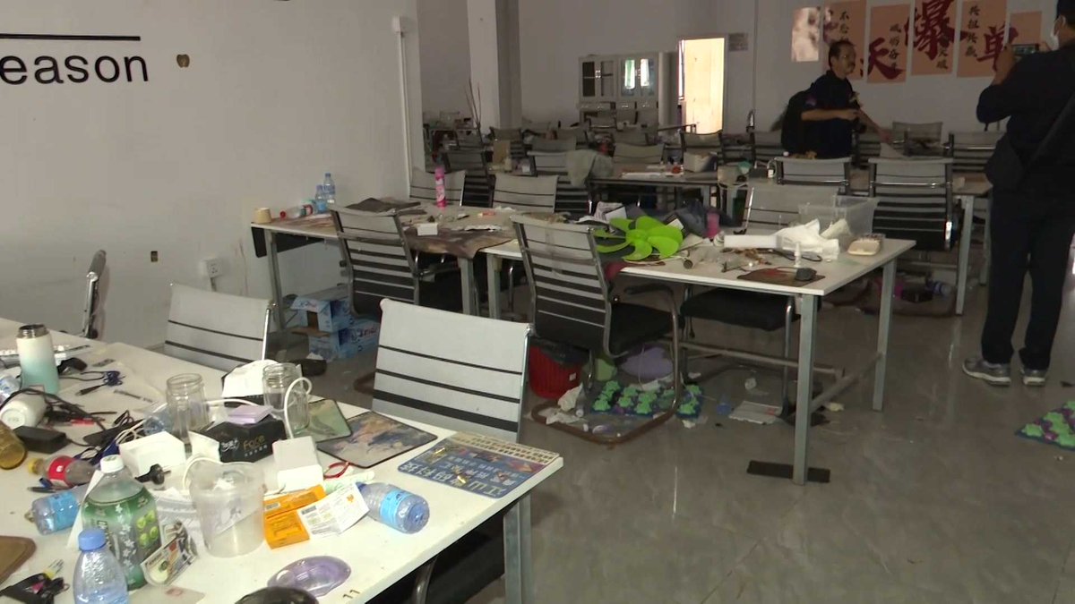 onenews31's tweet photo. “อาณาจักรสแกมเมอร์” พบโรงพยาบาลที่มีเครื่องมือแพทย์ครบ ฝ่ายไทยระบุพบข้อมูลว่า มีการผ่าตัดนำอวัยวะของผู้ที่หมดประโยชน์ไปขายต่อ
.
คณะผู้สังเกตการณ์อาเซียน หรือ AOT จากฟิลิปปินส์ มาเลเซีย และอินโดนีเซีย พร้อมสื่อมวลชนไทยและต่างประเทศ ลงพื้นที่ชายแดนไทย-กัมพูชา บริเวณโอร์เสม็ด-ช่องจอม จ.สุรินทร์ เพื่อตรวจสอบพื้นที่ฐานปฏิบัติการของเครือข่ายสแกมเมอร์และอาชญากรรมข้ามชาติ ซึ่งทหารไทยควบคุมพื้นที่ไว้กว่า 500 ไร่ หลังเหตุปะทะชายแดนไทย-กัมพูชา 2 ครั้งที่ผ่านมา
.
จากการสำรวจพบว่า ภายในพบห้องโถงขนาดใหญ่ ใช้สำหรับทำงานหลอกเหยื่อ มีสคริปต์ให้ มีเสื้อผ้าให้เปลี่ยน มีฉากเอาไว้หลอก ทั้งยังมีห้องผ่าตัด อุปกรณ์และเครื่องมือทางการแพทย์ รวมถึงห้องสูตินรีเวช ห้องเอกซเรย์ รวมถึงห้องตรวจเลือด ข้อมูลระบุว่า นอกจากใช้รักษาและผ่าตัดทั่วไปแล้ว ยังมีข้อมูลว่าถูกใช้ผ่าตัดเพื่อนำอวัยวะในร่างกายไปขายต่อ
.
นอกจากนี้ ภายในอาคารบัญชาการ 4 ชั้น ยังพบห้องขังและห้องที่ระบุว่าใช้ทรมานถึง 12 ห้อง อยู่บริเวณชั้นใต้ดิน เป็นห้องปิดทึบ ไม่ช่องระบายอากาศ มีกล้องวงจรปิดทุกห้อง รวมถึงพบเก้าอี้ไฟฟ้า กระบองไฟฟ้า สำหรับทรมานคนที่ทำยอดไม่ถึง
.
หลังใช้เวลาสำรวจพื้นที่เกือบ 2 ชั่วโมง พลอากาศเอกประภาส สอนใจดี ผู้ช่วยผู้บัญชาการทหารอากาศ ระบุว่า การลงพื้นที่ครั้งนี้เป็นการเดินทางในนามรัฐบาล กระทรวงกลาโหม กระทรวงการต่างประเทศ และคนไทย เพื่อสื่อสารข้อเท็จจริงให้ประชาคมโลกได้รับทราบ พร้อมย้ำว่าไทยไม่มีความประสงค์ยึดดินแดนกัมพูชา
.
พลอากาศเอกประภาสระบุว่า ก่อนเข้าควบคุมพื้นที่ ฝ่ายไทยไม่ทราบว่าบริเวณดังกล่าวเป็นฐานสแกมเมอร์ แต่เนื่องจากมีการใช้พื้นที่บินโดรน ยิงสไนเปอร์ และใช้อาวุธโจมตีทหารและประชาชนไทย จึงจำเป็นต้องเข้าควบคุมพื้นที่ ก่อนพบอาคารมากกว่า 150 หลัง และฐานปฏิบัติการสแกมเมอร์ขนาดใหญ่
.
#ชายแดนไทยกัมพูชา
#เกาะไม่ปล่อย
#onenews
#สำนักข่าววันนิวส์