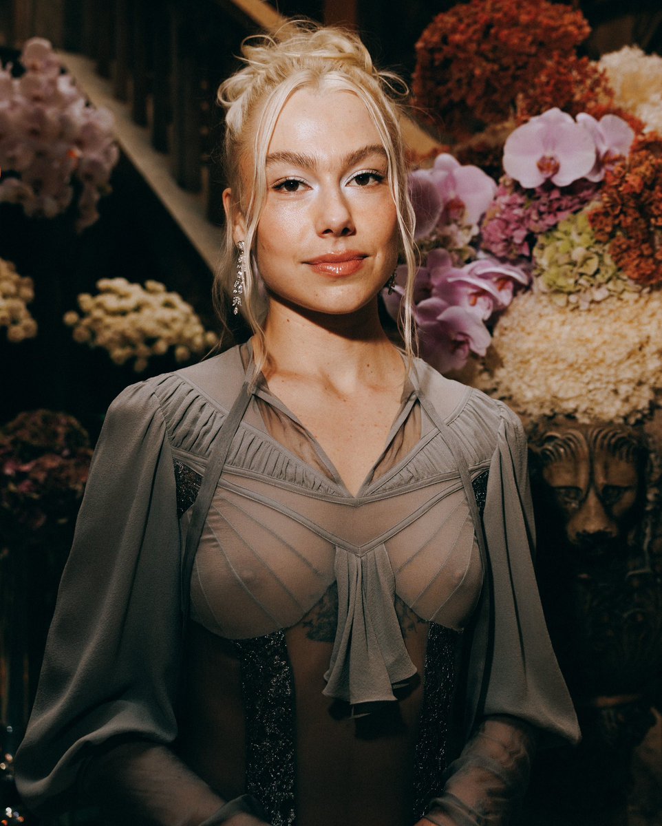 emig00ns's tweet photo. been losing my MIND for her, oh my god. she literally looks like a princess and the see through top is just .. ahh. gorgeous. 🩵 https://t.co/YfOd7JbOpE