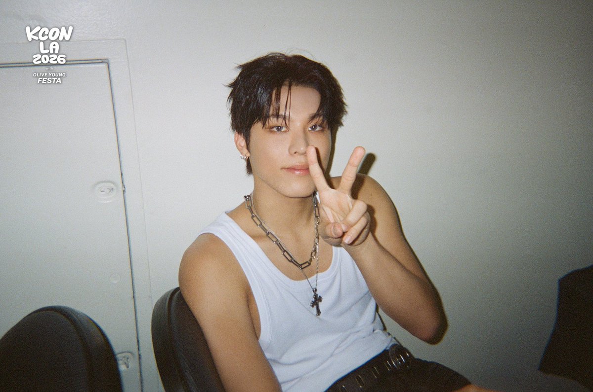 KCON_official's tweet photo. [#KCONLA2026] Behind the Scene: Film Camera by #TREASURE

photo by. @ygtreasuremaker

📌Pre-register now for KCON LA 2027 and be the first to get the latest KCON news and updates!
🔗https://t.co/P68JfCcxQw

-
KCON LA 2026
AUG 14-16
https://t.co/qiQnsCTiVv Arena, LA Convention Center

Let’s #KCON