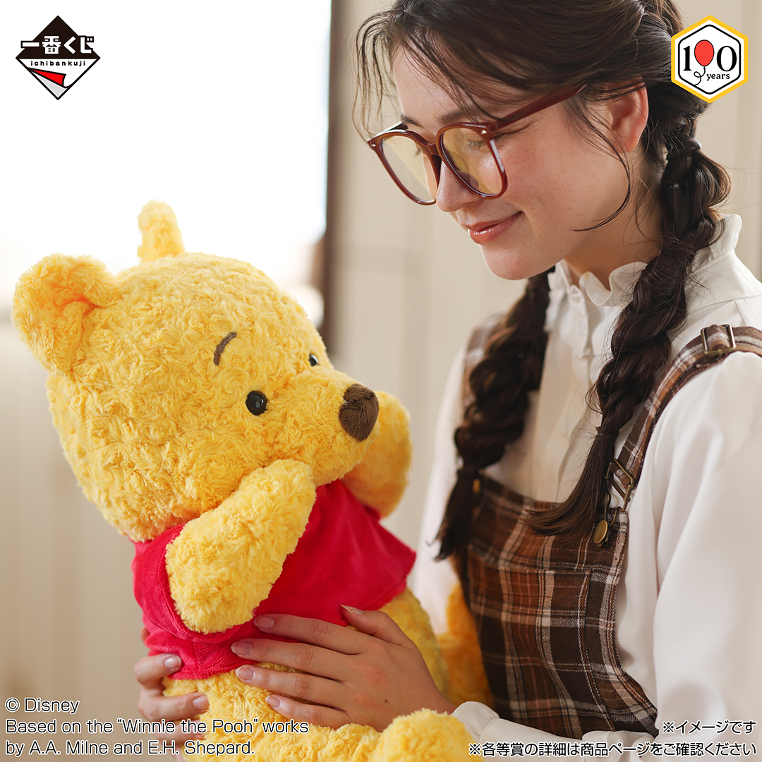 ichibanKUJI's tweet photo. 🍯ꕤ••┈┈┈┈••ꕤ
一番くじ 
〈くまのプーさん〉
100th Anniversary
全ラインナップ公開
ꕤ••┈┈┈┈••ꕤ🎈
https://t.co/pk6ej9CMEu

プーさんぬいぐるみ、スカーフを巻いたぬいぐるみマスコットやフロッキーフィギュアなど
とっておきのアイテムをあつめた特別なラインナップです。

#一番くじ
#くまのプーさん