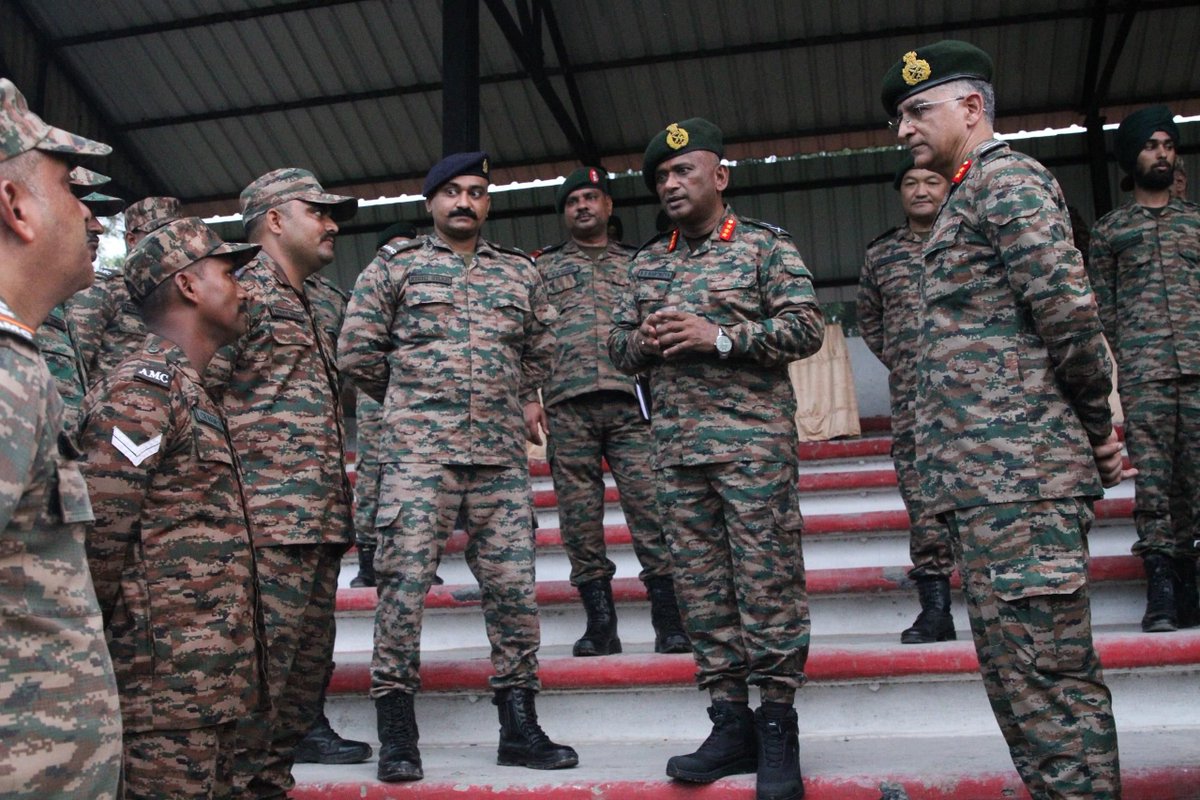 easterncomd's tweet photo. Under the aegis of #EasternCommand, Lt Gen SS Kartikeya #GOC, #BrahmastraCorps visited #BarrackporeMilitaryStation and interacted with officers and troops and lauded all ranks for their dedication, professionalism and commitment to duty.

लेफ्टिनेंट जनरल SS Kartikeya #GOC, #BrahmastraCorps ने #BarrackporeMilitaryStation का दौरा किया और अधिकारियों एवं सैनिकों से बातचीत की और सभी रैंकों की कर्तव्यनिष्ठा, सैन्य दक्षता एवं समर्पण की सराहना की।

#भारतीय_सेना
#पूर्वी_कमान
#IndianArmy
#EasternCommand

@adgpi
@SpokespersonMoD
@HQ_IDS_India
@official_dgar
@ProDefKolkata
@HQ_DG_NCC
@lokbhavan_wb 

Facebook  - https://t.co/AcYtv8THNk
Instagram  - https://t.co/w9NhLPomcf