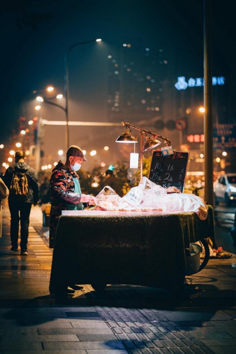 pato_mio's tweet photo. Late-night stall glows warm under neon, handing out a bowl of hot ramen to a tired wanderer—small warmth that makes the whole world feel gentle. https://t.co/VyQ2JbvI5A
