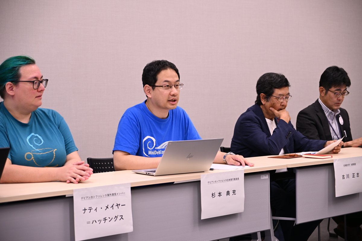 asahikawa_jp's tweet photo. ＼日本初！「DebConf（デビアンカンファレンス）2027」が旭川で開催！／

9/8(火)、デビアンカンファレンス海外運営メンバー及び日本実行委員会との共同記者会見が行われ、「DebConf 2027」の旭川での開催について発表がありました。

「DebConf」は、フリーOS「Debian Linux」の開発者やユーザー等300人以上が世界中から集まり、開発演習、議論、交流を行う国際カンファレンス。
2000年から毎年、世界の各都市で行われており、来年2027年は日本で初めて開催されますが、なんと、その舞台に旭川市が選ばれました！

会⾒には、海外運営メンバーのステファノ⽒やナティ⽒、⽇本実⾏委員からは杉本実⾏委員⻑や吉⽥副実⾏委員⻑、北海道⼤学の古川名誉教授などが出席され、また、旭川市からは浅利経済部長が出席、ご挨拶をさせていただきました。

開催期間中は、世界40か国程度から300名規模のエンジニアが旭川に滞在予定です。
開催までちょうど1年。世界各国から皆様のお越しをお待ちしています✨

【開催概要】
📅会期：令和9年8月29日(日)～9月11日(土)
📍会場：大雪クリスタルホール及び旭川地場産業振興センター
👥参加者数（予定）：300人（40か国程度）

#旭川市 #旭川市企業立地課 #デビアンカンファレンス