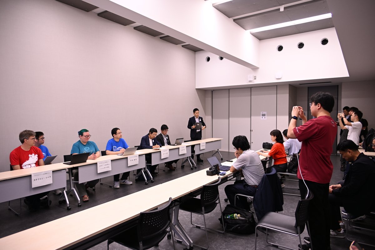 asahikawa_jp's tweet photo. ＼日本初！「DebConf（デビアンカンファレンス）2027」が旭川で開催！／

9/8(火)、デビアンカンファレンス海外運営メンバー及び日本実行委員会との共同記者会見が行われ、「DebConf 2027」の旭川での開催について発表がありました。

「DebConf」は、フリーOS「Debian Linux」の開発者やユーザー等300人以上が世界中から集まり、開発演習、議論、交流を行う国際カンファレンス。
2000年から毎年、世界の各都市で行われており、来年2027年は日本で初めて開催されますが、なんと、その舞台に旭川市が選ばれました！

会⾒には、海外運営メンバーのステファノ⽒やナティ⽒、⽇本実⾏委員からは杉本実⾏委員⻑や吉⽥副実⾏委員⻑、北海道⼤学の古川名誉教授などが出席され、また、旭川市からは浅利経済部長が出席、ご挨拶をさせていただきました。

開催期間中は、世界40か国程度から300名規模のエンジニアが旭川に滞在予定です。
開催までちょうど1年。世界各国から皆様のお越しをお待ちしています✨

【開催概要】
📅会期：令和9年8月29日(日)～9月11日(土)
📍会場：大雪クリスタルホール及び旭川地場産業振興センター
👥参加者数（予定）：300人（40か国程度）

#旭川市 #旭川市企業立地課 #デビアンカンファレンス