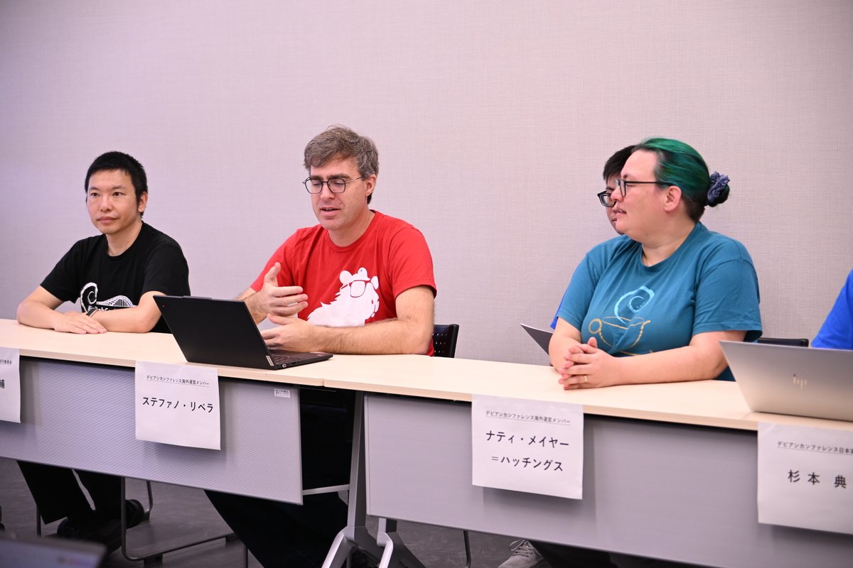 asahikawa_jp's tweet photo. ＼日本初！「DebConf（デビアンカンファレンス）2027」が旭川で開催！／

9/8(火)、デビアンカンファレンス海外運営メンバー及び日本実行委員会との共同記者会見が行われ、「DebConf 2027」の旭川での開催について発表がありました。

「DebConf」は、フリーOS「Debian Linux」の開発者やユーザー等300人以上が世界中から集まり、開発演習、議論、交流を行う国際カンファレンス。
2000年から毎年、世界の各都市で行われており、来年2027年は日本で初めて開催されますが、なんと、その舞台に旭川市が選ばれました！

会⾒には、海外運営メンバーのステファノ⽒やナティ⽒、⽇本実⾏委員からは杉本実⾏委員⻑や吉⽥副実⾏委員⻑、北海道⼤学の古川名誉教授などが出席され、また、旭川市からは浅利経済部長が出席、ご挨拶をさせていただきました。

開催期間中は、世界40か国程度から300名規模のエンジニアが旭川に滞在予定です。
開催までちょうど1年。世界各国から皆様のお越しをお待ちしています✨

【開催概要】
📅会期：令和9年8月29日(日)～9月11日(土)
📍会場：大雪クリスタルホール及び旭川地場産業振興センター
👥参加者数（予定）：300人（40か国程度）

#旭川市 #旭川市企業立地課 #デビアンカンファレンス