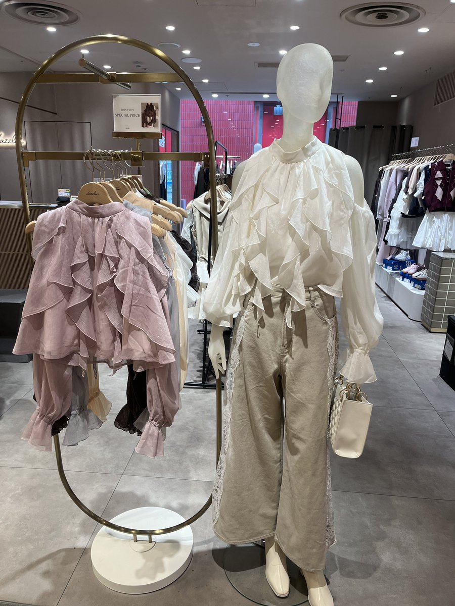 dazzlin_umeda's tweet photo. #オープンショルダーバルーントップス

秋に大活躍なブラウスです♪
ジャケットの下にインナーとしても着ていただけます🎀

#dazzlin  #ダズリン https://t.co/WhUHnWPAhL