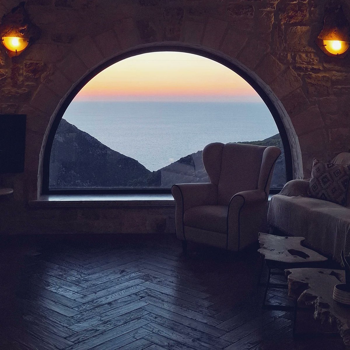 JongStam0k's tweet photo. Watching the sunset through the windows of this beautiful retreat is truly a once-in-a-lifetime moment. https://t.co/Tonqfv1FSm
