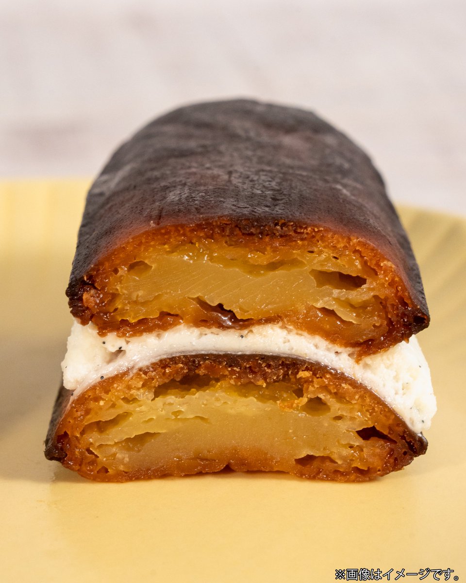 famima_now's tweet photo. ファミマの生カヌレスティックケーキにどハマりしてる件。
外はカリッと、中はもっちりなカヌレ生地。
間にホイップクリームをサンド。
これで238円は破格すぎる・・・！ https://t.co/56siz2WJiE