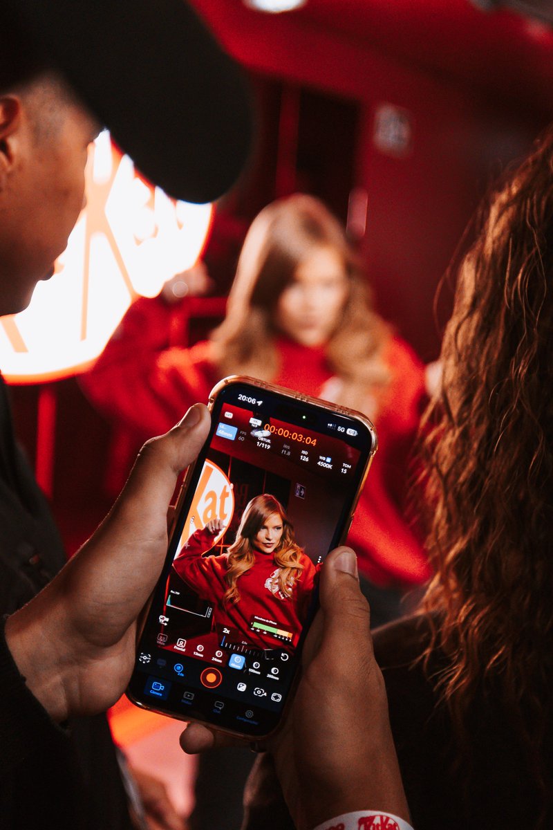 KitKatBrasil's tweet photo. 🚨atenção🚨 você tá proibido de encerrar o dia e não dar um like nessa diva no meu stand no RIR #KitKatRockInRio2026 https://t.co/JLeEK8Gxwv