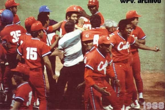 bandecmatanzas's tweet photo. En 1988 gana Cuba el XXX Campeonato Mundial de Béisbol, que tuvo lugar en Parma, Italia.
#BandecNoSeDetiene #MatancerosEnVictoria https://t.co/kspHspTOTz