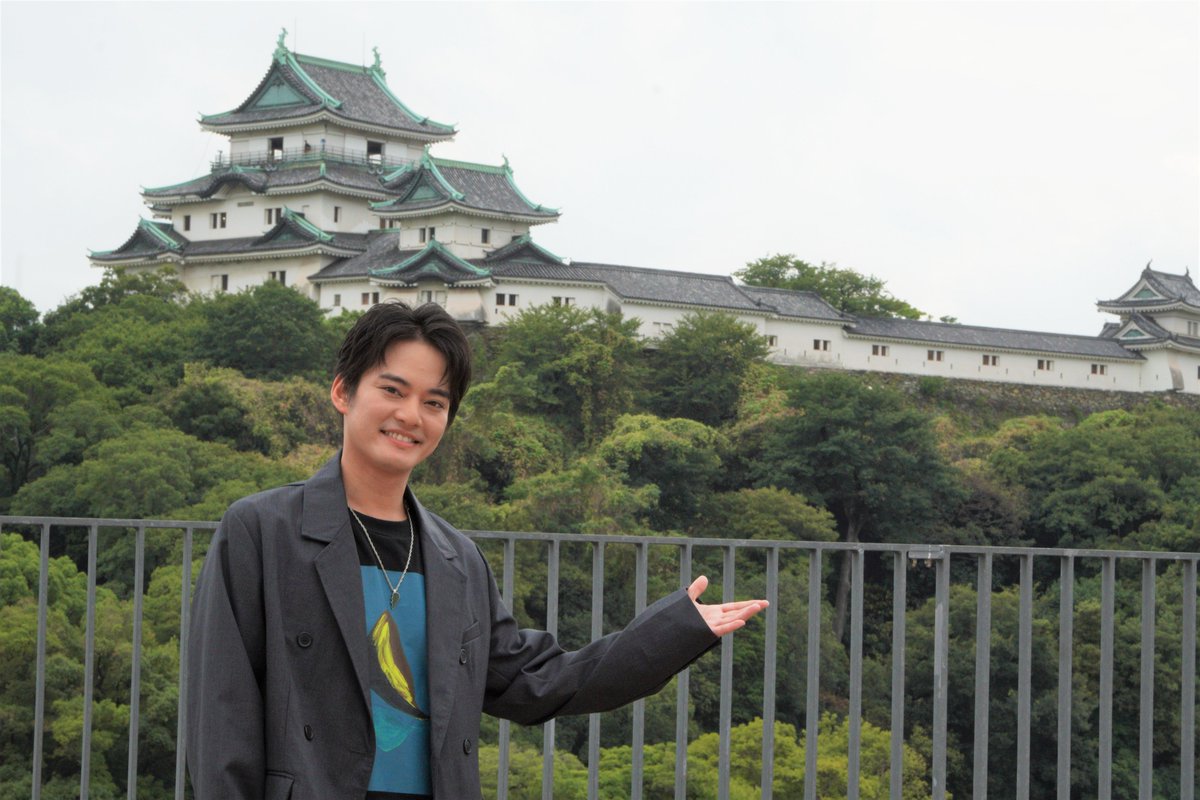 w_city_kanko's tweet photo. 【タレントの中山優馬さんが和歌山市に来てくれました！】✨
10/12（月・祝）の和歌山城ホール公演に先駆けて和歌山市に来てくれました！🏯

和歌山城での撮影や、和歌山名物のグリーンソフトも堪能していただきました🍦

🎫チケット好評発売中です！ぜひ公演とあわせて和歌山観光も楽しんでください！ https://t.co/Buwx5KDrj5