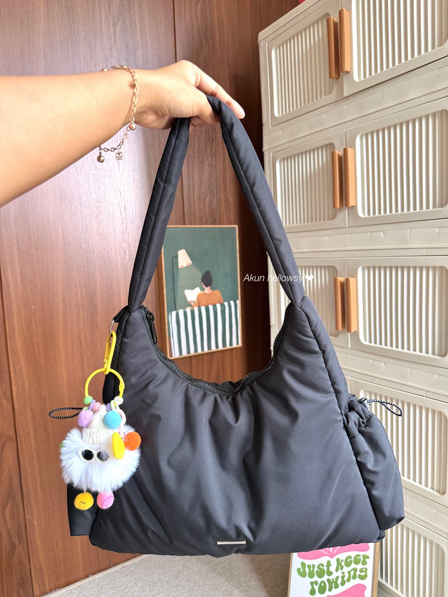 Ssiinntta's tweet photo. Shoulder bag puffy, ini enak sih pake ini, ga bikin sakit pundak karena empuk bgttt☝🏻

https://t.co/qqnw8FHIH6

Sat set juga cemplang cemplung bisa untuk main jugaa, tapi ga begitu luas isinya. Dompet, hp, skincare muat kokk✨ https://t.co/ZdUf1mxhtO