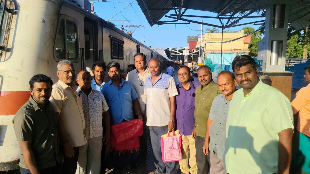 TANDRUA1963's tweet photo. Warm reception accorded to Tuticorin-Narasapur Special at Kumbakonam by TANDRUA, Trader bodies, Arya Vysya Samajam today. Passengers demanded its early regular operation. @GMSRailway @SCoRAILWAYVSKP @RailMinIndia @DRMTPJ @DRMVSKPSCoR https://t.co/MKP2ltz4pr