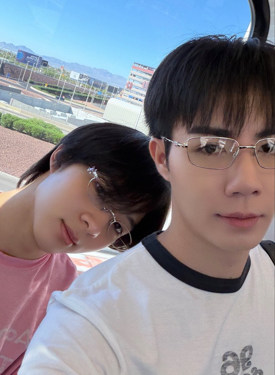 zee_pruk's tweet photo. น้องแว่นมาหาพี่แว่นนี่มา 🤓🤓 #ZeeNuNew https://t.co/TotfXBEHMR
